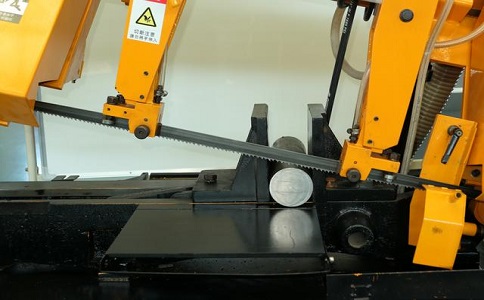 七星数控带锯床自动送料精度会出现偏差吗？